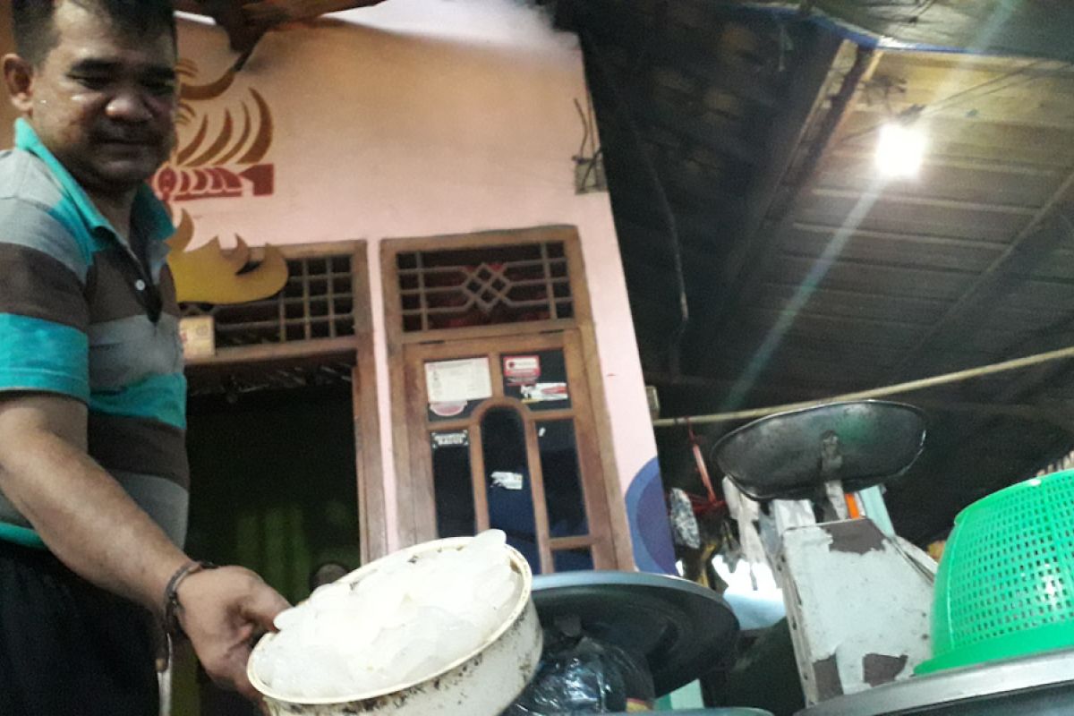 Warga Bandarlampung songsong Ramadan dengan mandi keramas di sungai