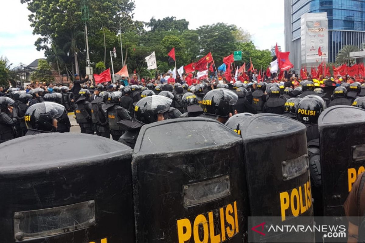 Polisi dan massa buruh sempat terlibat aksi dorong di Jalan Sudirman