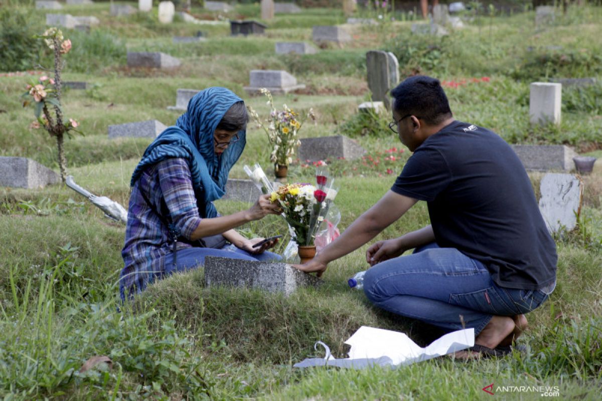 Tradisi ziarah kubur tingkatkan pendapatan penjual daun pandan