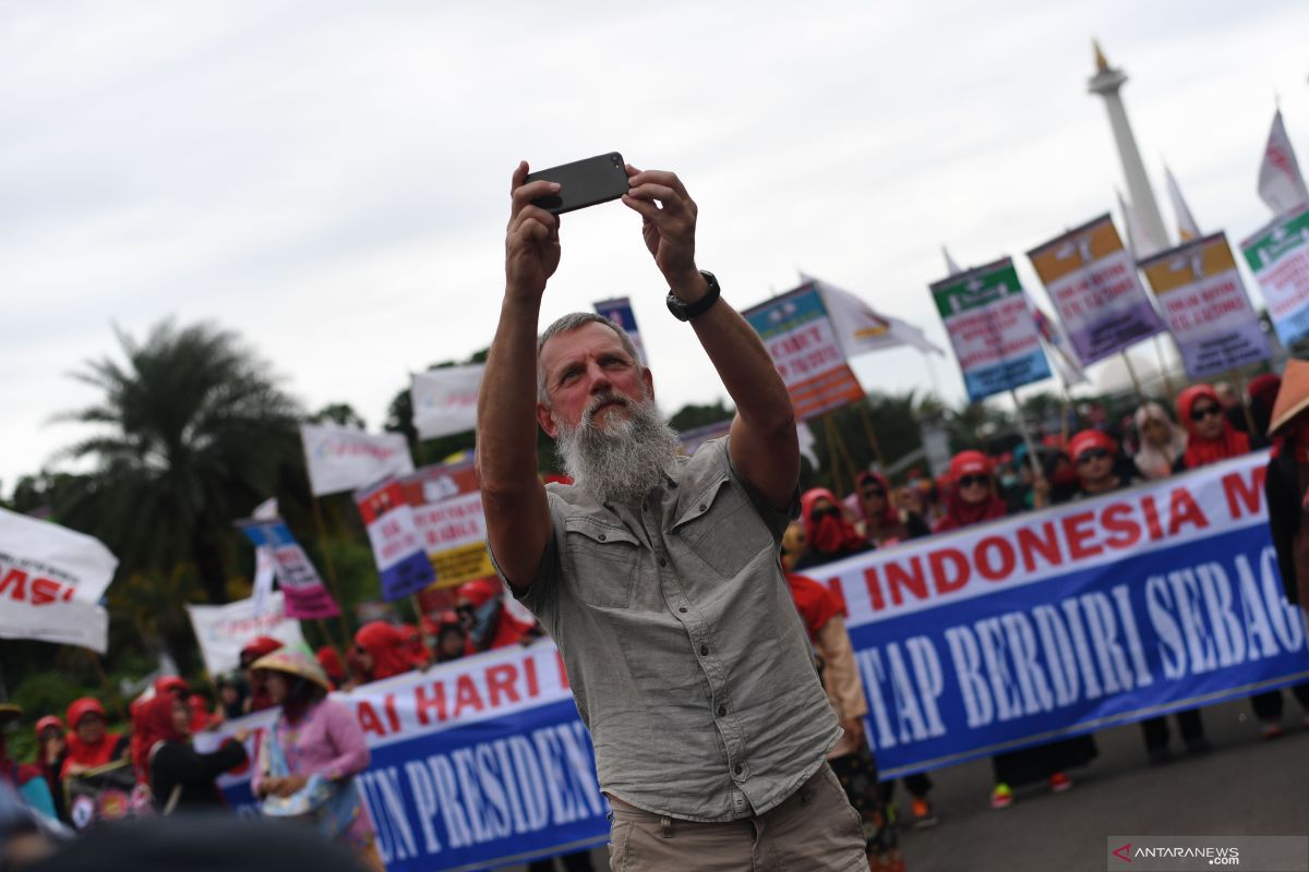 Massa buruh tertahan di Jalan Sudirman