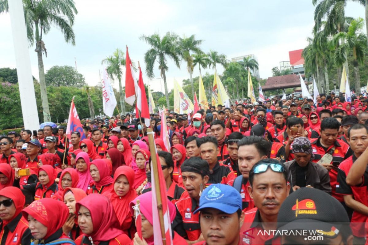 Buruh di Sumsel belum sejahtera