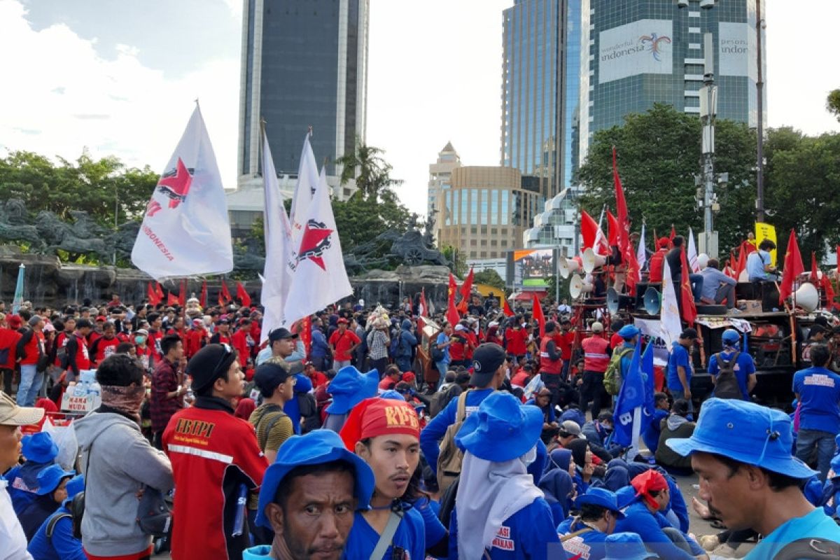 Pengamat: Buruh kontrak untuk jangka panjang harus dihapuskan