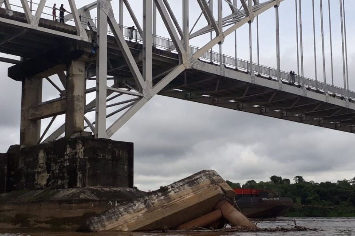 Tongkang dilarang melintas usai robohnya pengaman Jembatan Kalahien