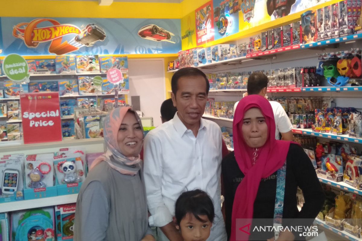 Jokowi ajak keluarga ke mal pada Hari Buruh