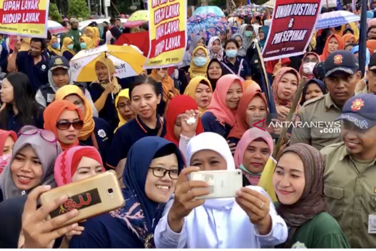 Pekerja berebut berswafoto dengan Gubernur Jatim