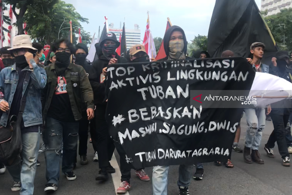 Polisi Surabaya membubarkan massa berpakaian serba hitam