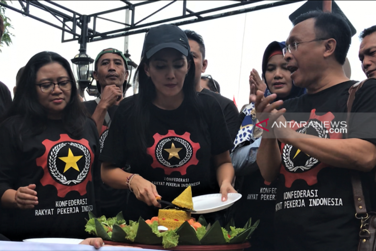 KRPI memotong tumpeng peringati hari buruh sedunia di Surabaya