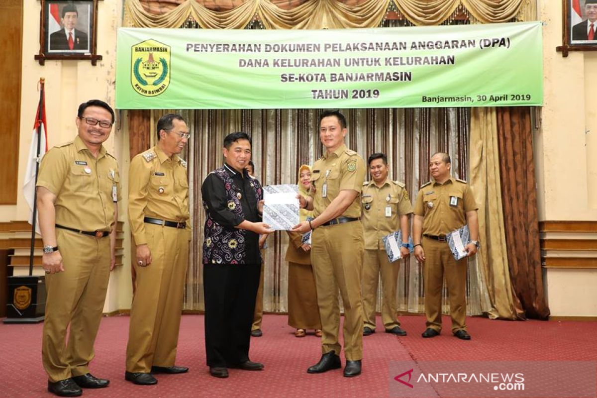 Wali Kota dan Wawali serahkan dana kelurahan