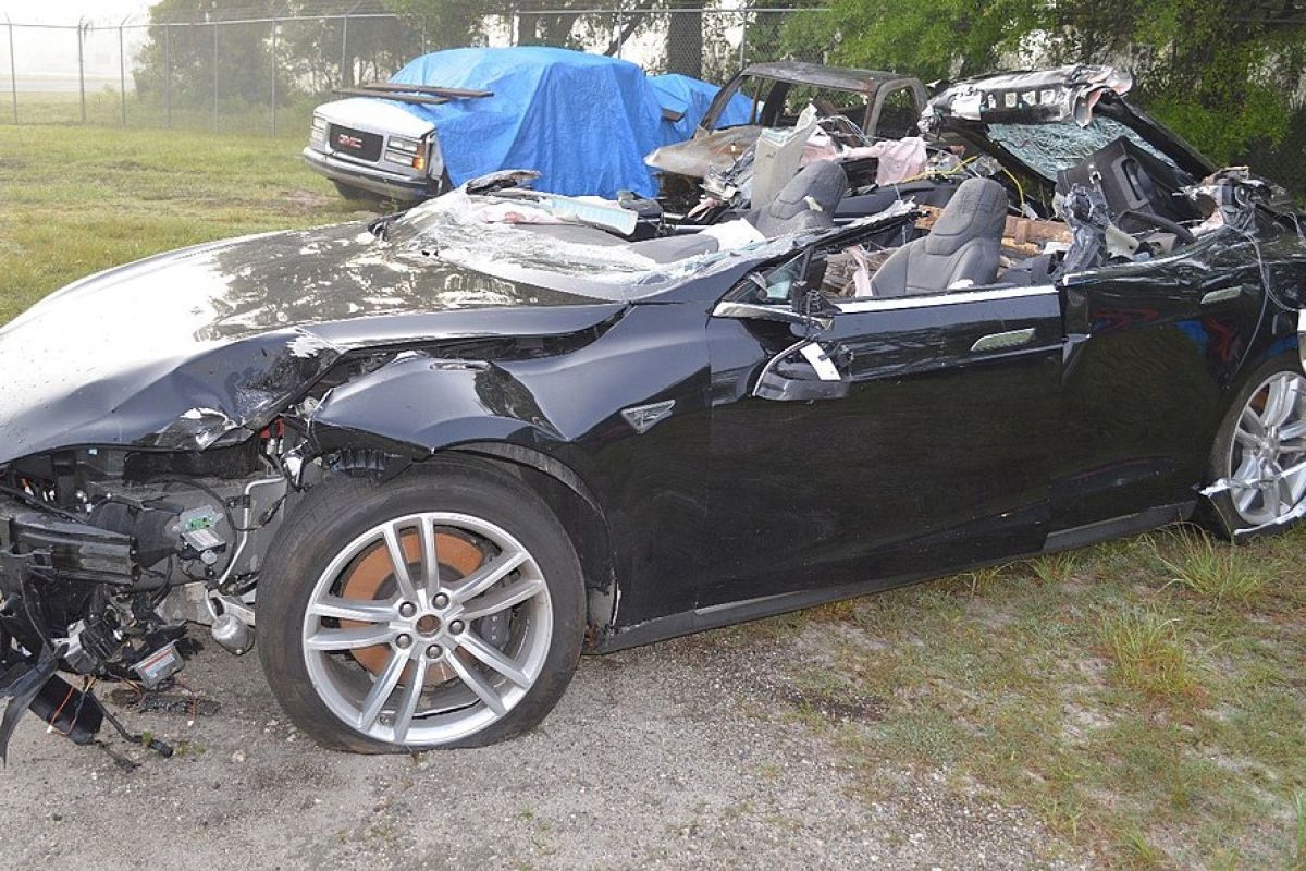 Fitur Autopilot Tesla diduga cacat dan menyebabkan insinyur Apple tewas kecelakaan
