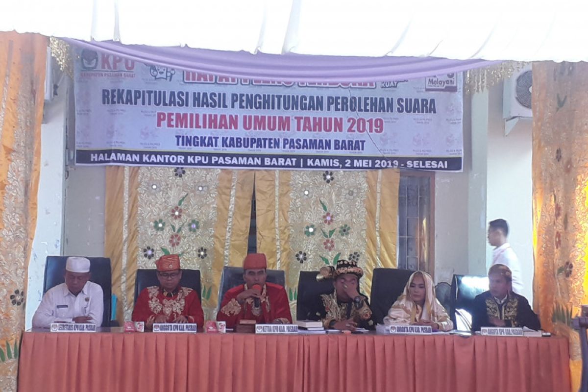 Anggota KPU Pasaman Barat pakai baju adat saat perekapan suara