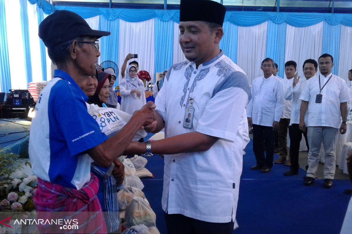 PLN UIW Sumbar serahkan 1.000 paket sembako untuk kaum dhuafa