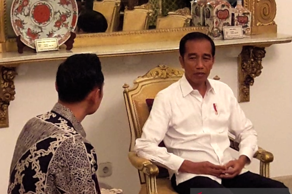 AHY berbincang dengan Presiden Jokowi di ruang kerja Presiden