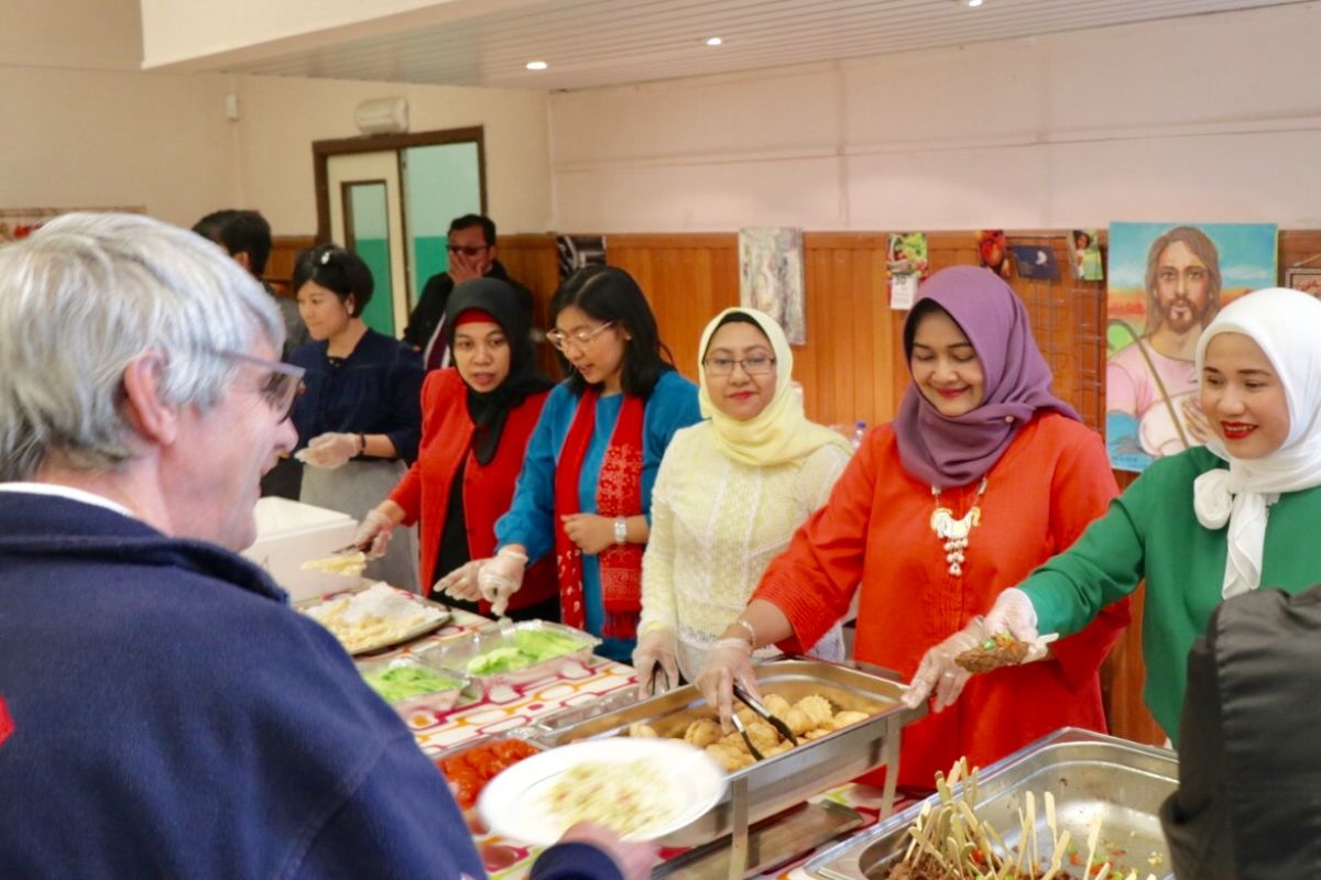 Tunawisma di Brussel makan siang bersama  ala  Indonesia