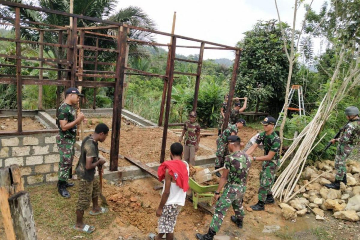 Satgas Pamtas RI-PNG bantu warga bangun rumah di perbatasan