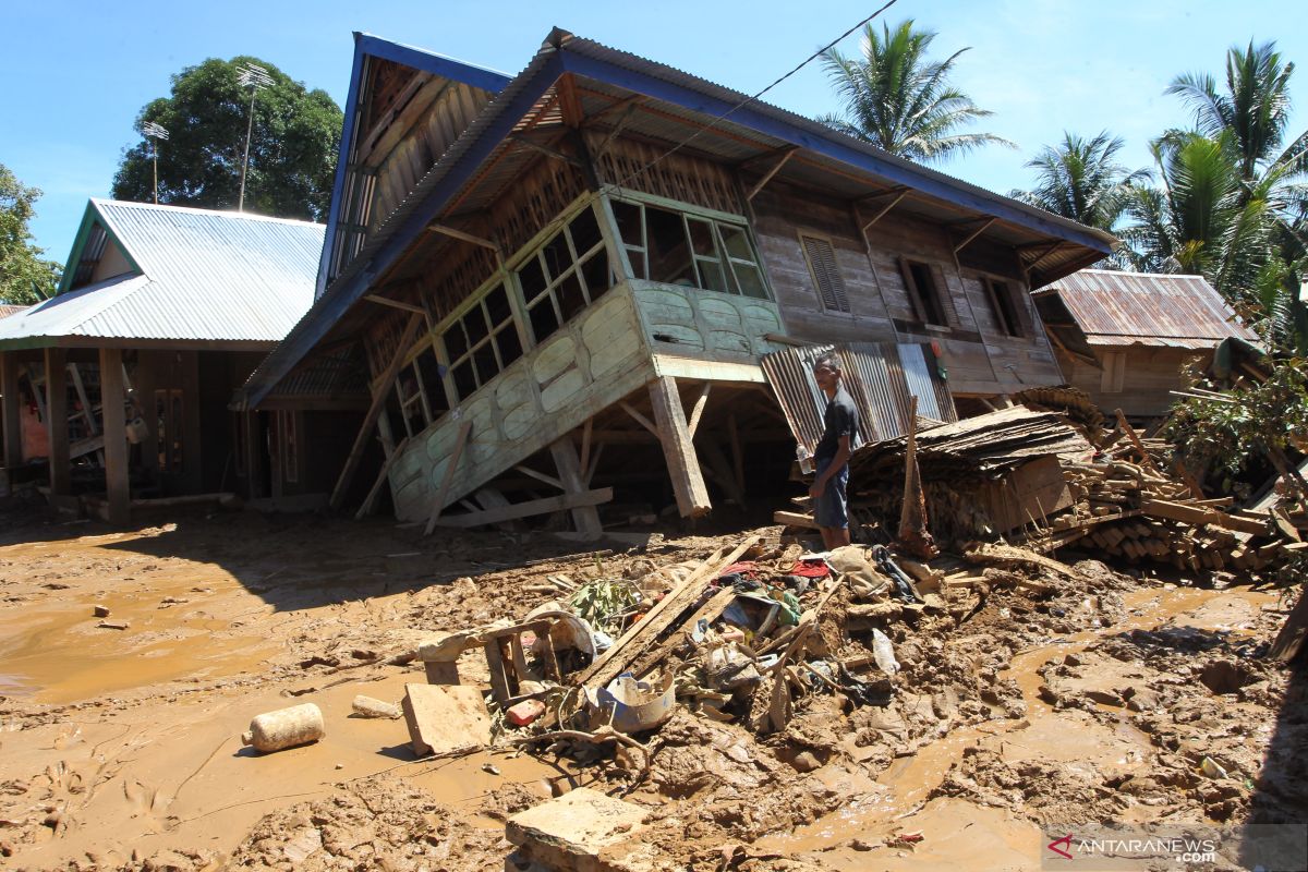 Gubernur minta perbaikan rumah pasca bencana dipercepat