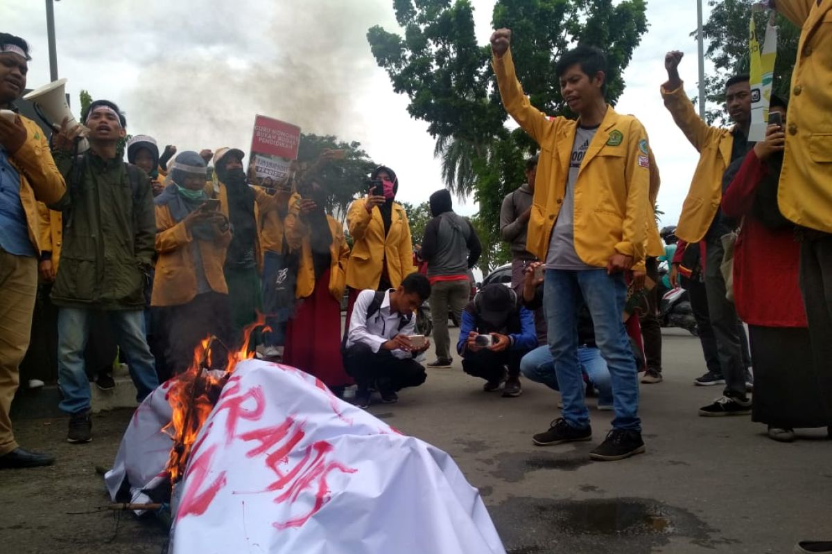 Mahasiswa tuntut pemerintah tuntaskan persoalan pendidikan