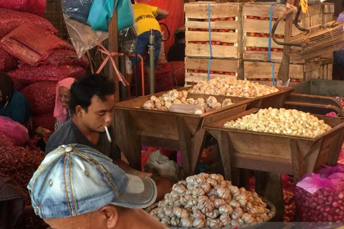 Harga bawang putih di Pasar Kramat Jati melonjak jelang Ramadhan