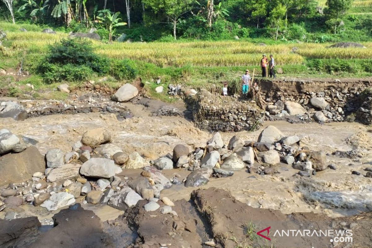 Jembatan penghubung antar kampung putus