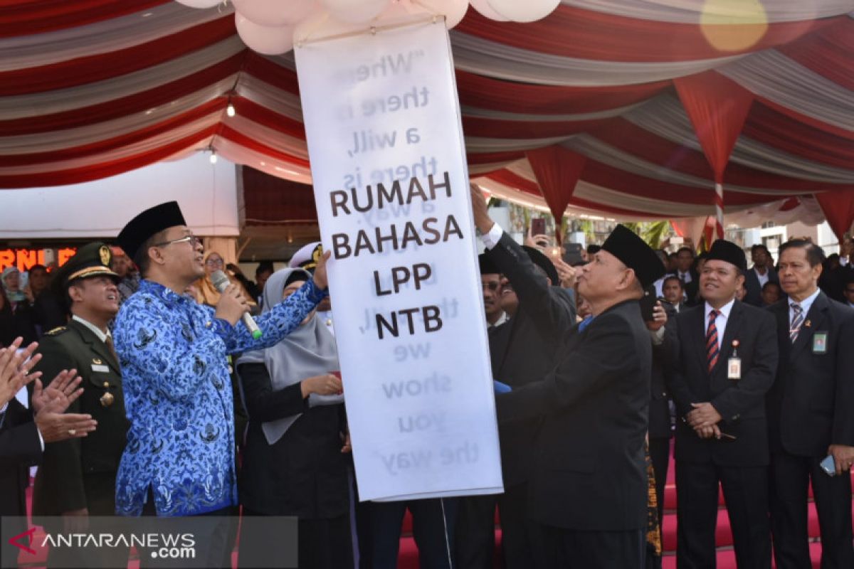 Gubernur meresmikan Rumah Bahasa NTB di Hardiknas