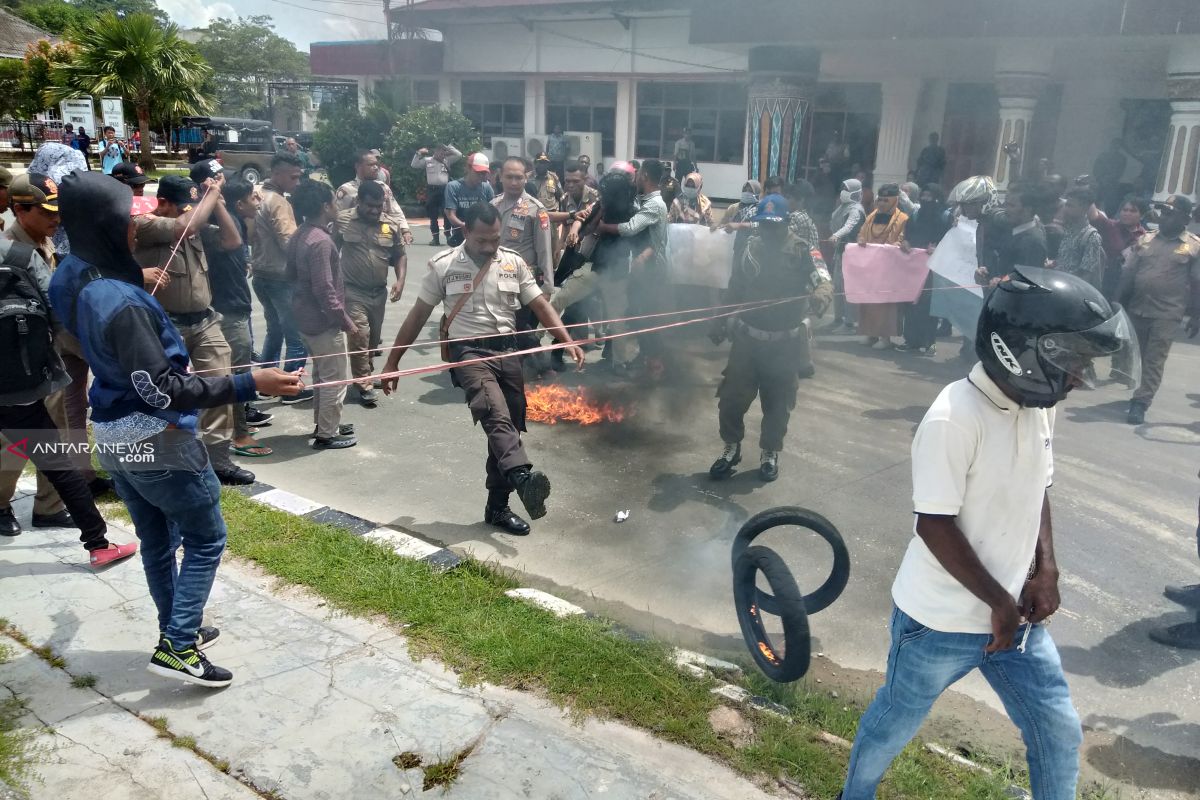 Demo mahasiswa di halaman Kantor Wali Kota Sorong ricuh