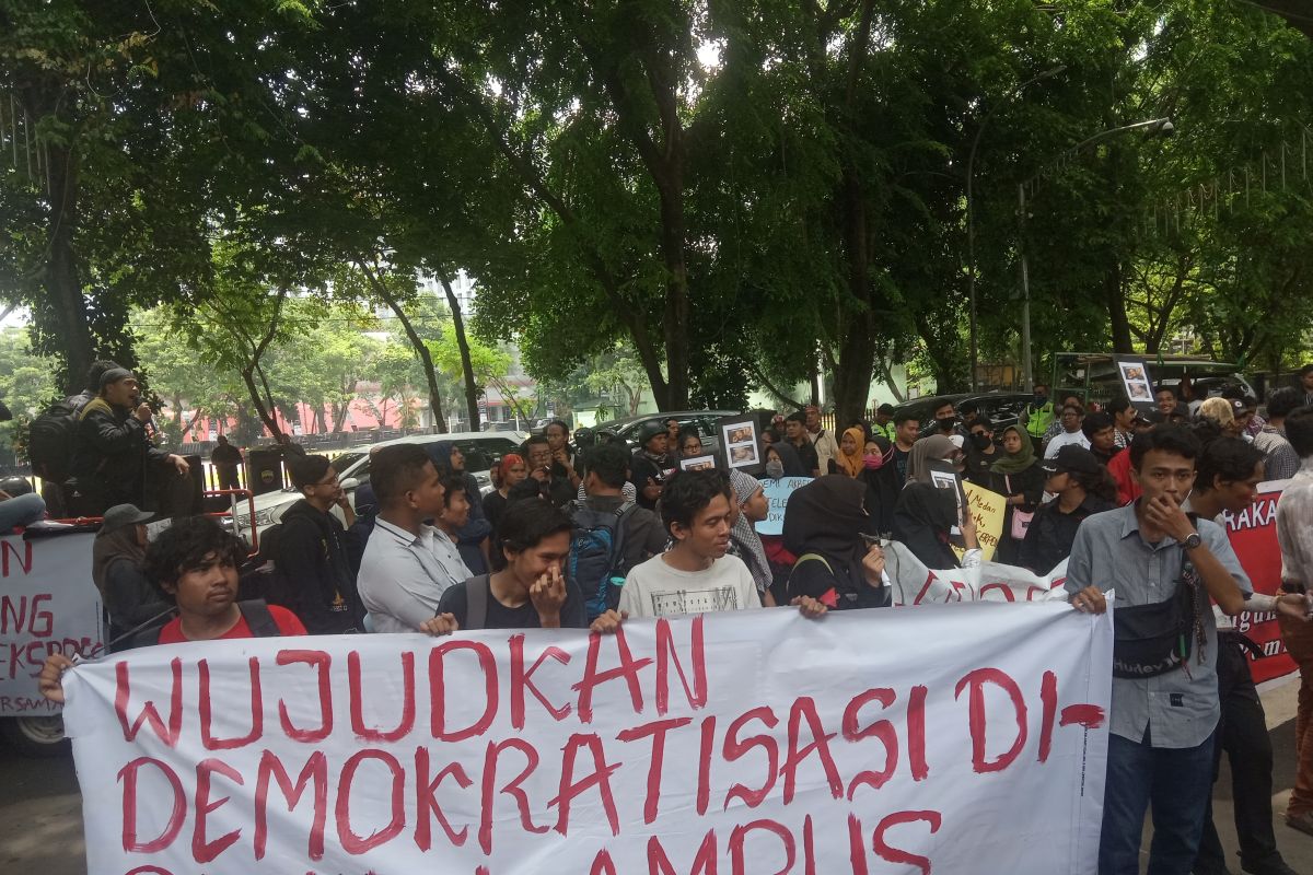 Gerakan Masyarakat Melawan Sumatera unjuk rasa di DPRD Sumut