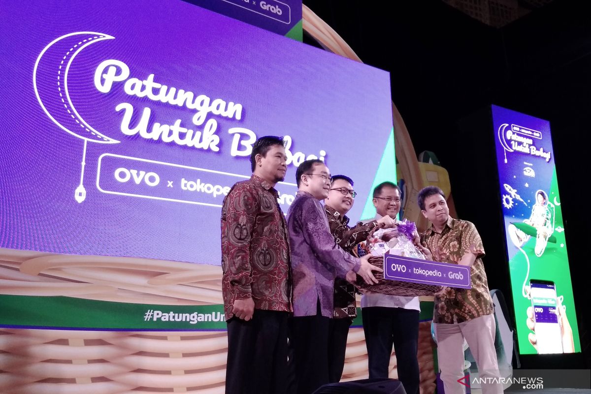 OVO, Tokopedia dan Grab peringati Hardiknas dengan berbagi