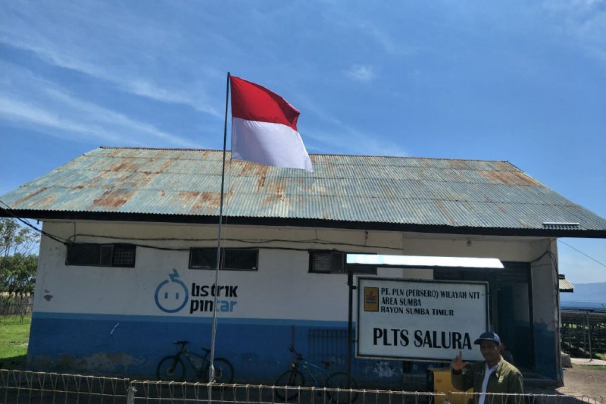 PLN NTT alirkan listrik ke 106 rumah di Pulau Salura