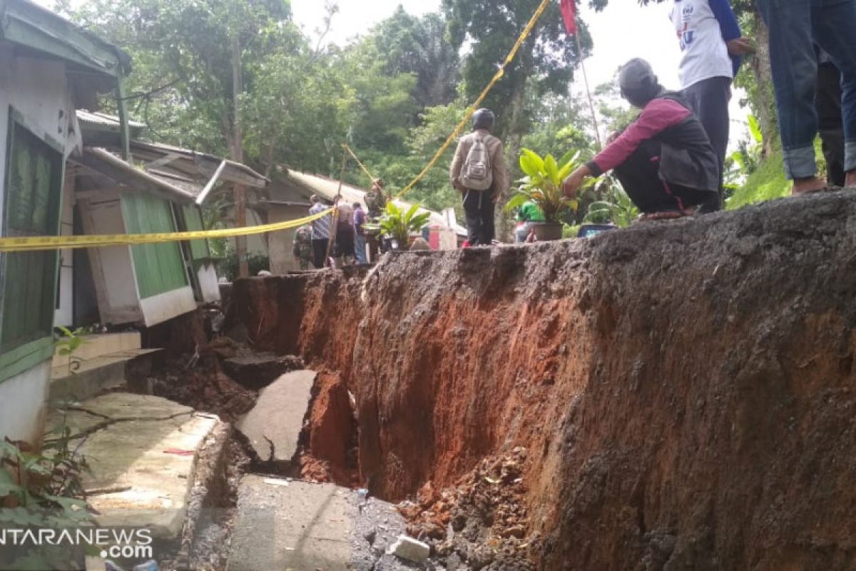 73 unit rumah rusak berat akibat bencana pergeseran tanah di Sukabumi