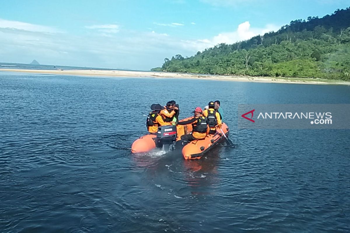 Randu bocah yang hanyut di laut belum ditemukan, tim SAR terus bergerak