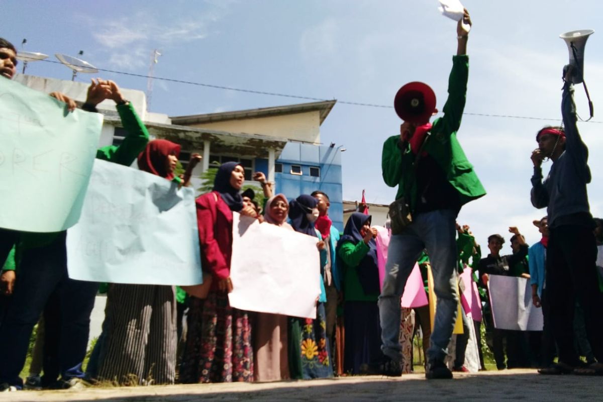 Mahasiswa unjukrasa tuntut kualitas pendidikan di  Aceh