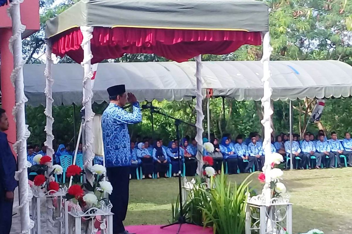 Wakil Wali Kota Tual memimpin upacara peringatan Hardiknas