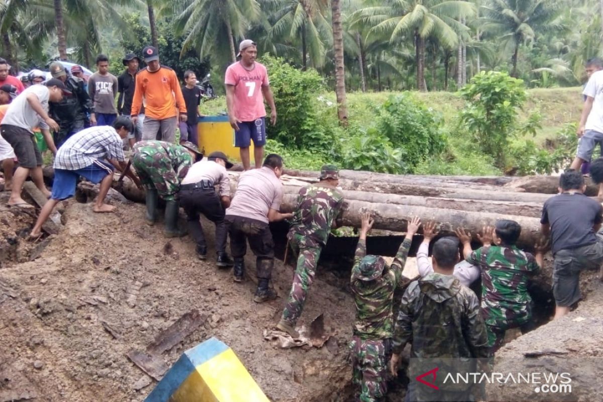 TNI-Polri membantu masyarakat perbaiki jembatan Dusun Montoliputo