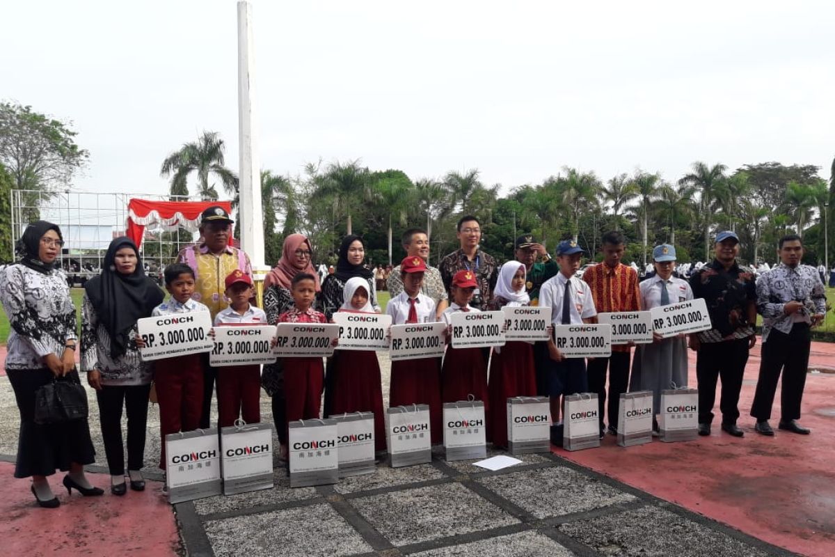 PT Conch serahkan beasiswa pendidikan  siswa Tabalong