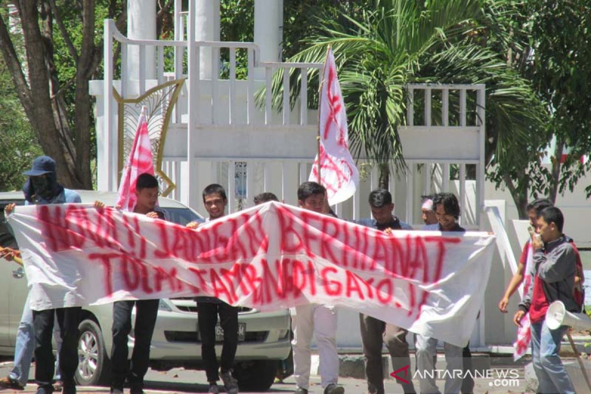 Students protest against gold mining company in Central Aceh