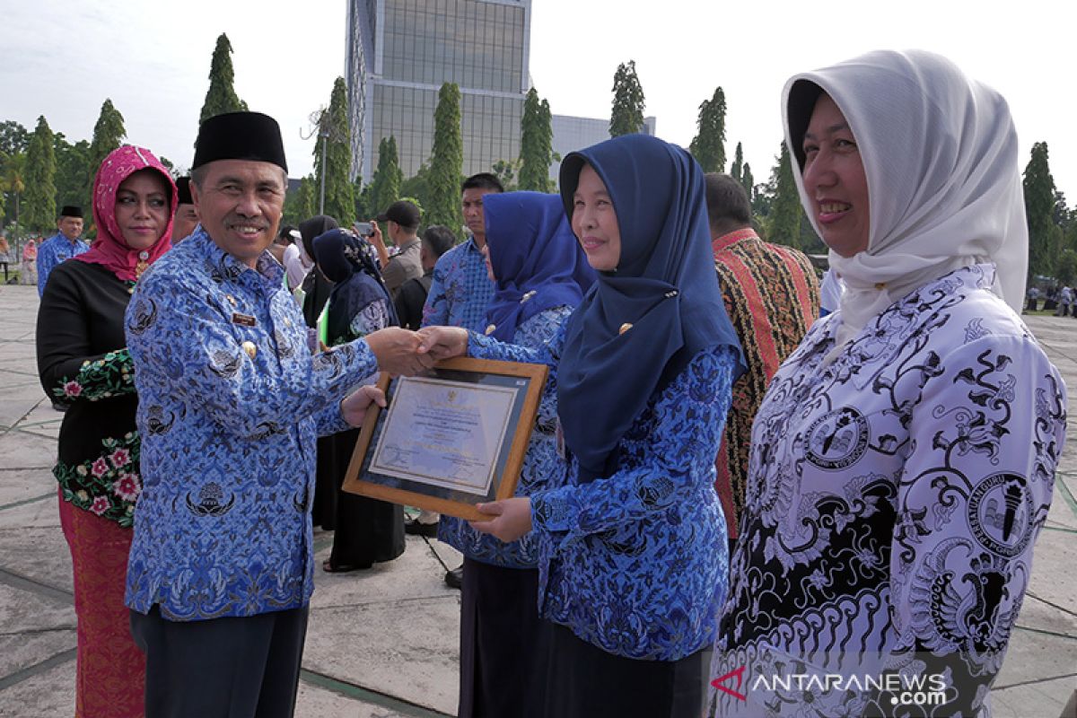 Gubernur Riau beri penghargaan siswa dan guru berprestasi pada Hardiknas