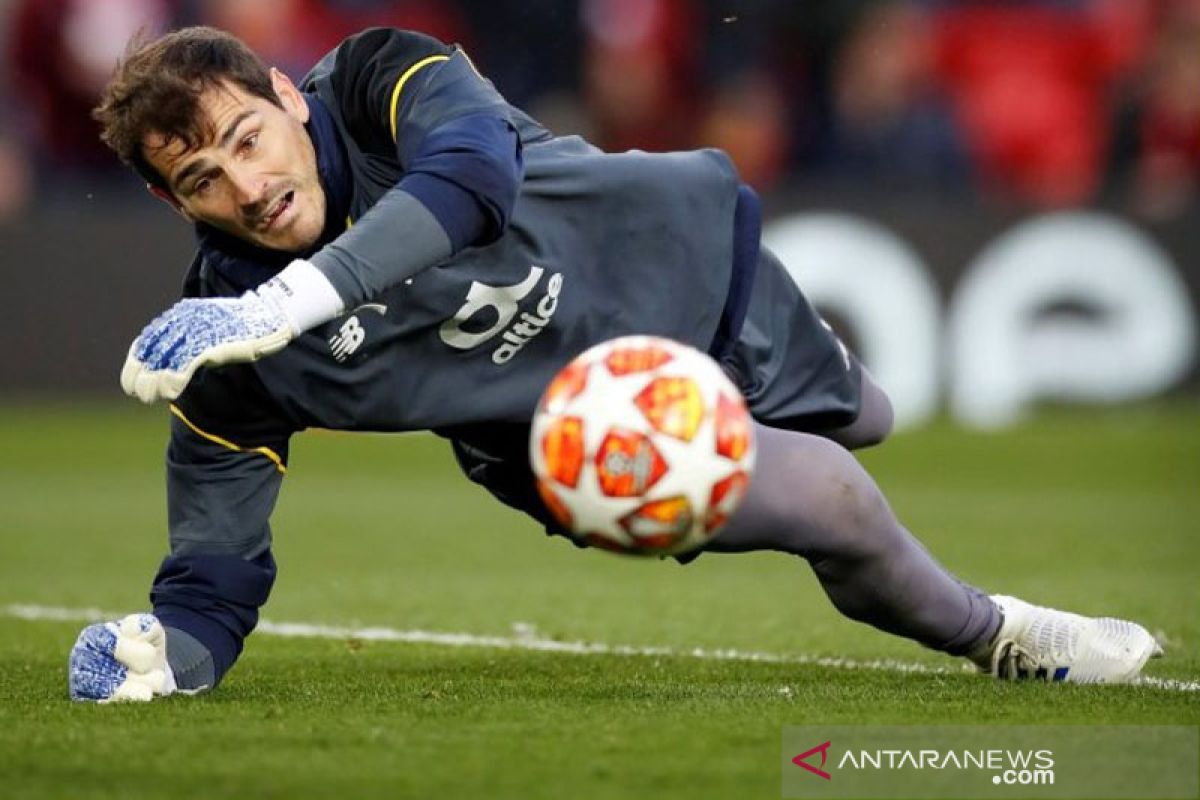 Mantan kiper Real Madrid dan Spanyol Casillas resmi pensiun