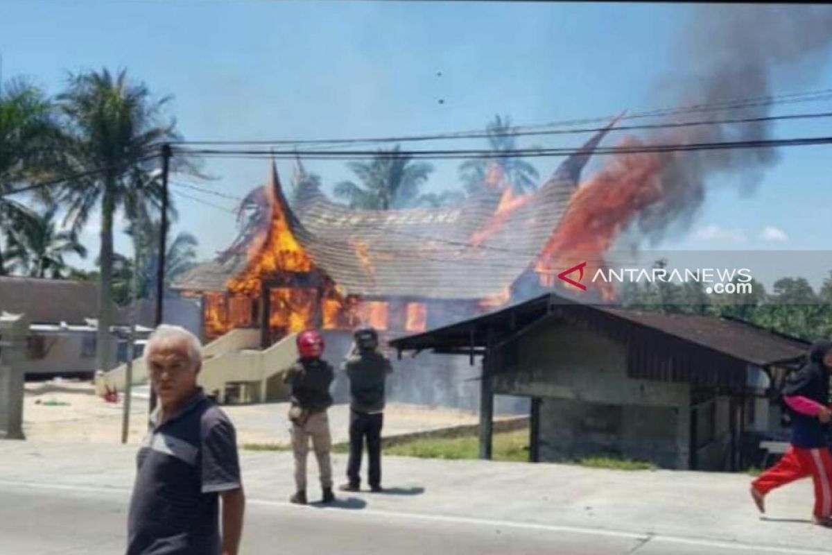 Kantor KAN Nagari Talang bekas tempat penyimpanan sebagian logistik pemilu terbakar