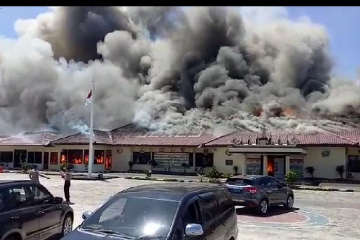 Kantor Polres Lampung Selatan terbakar