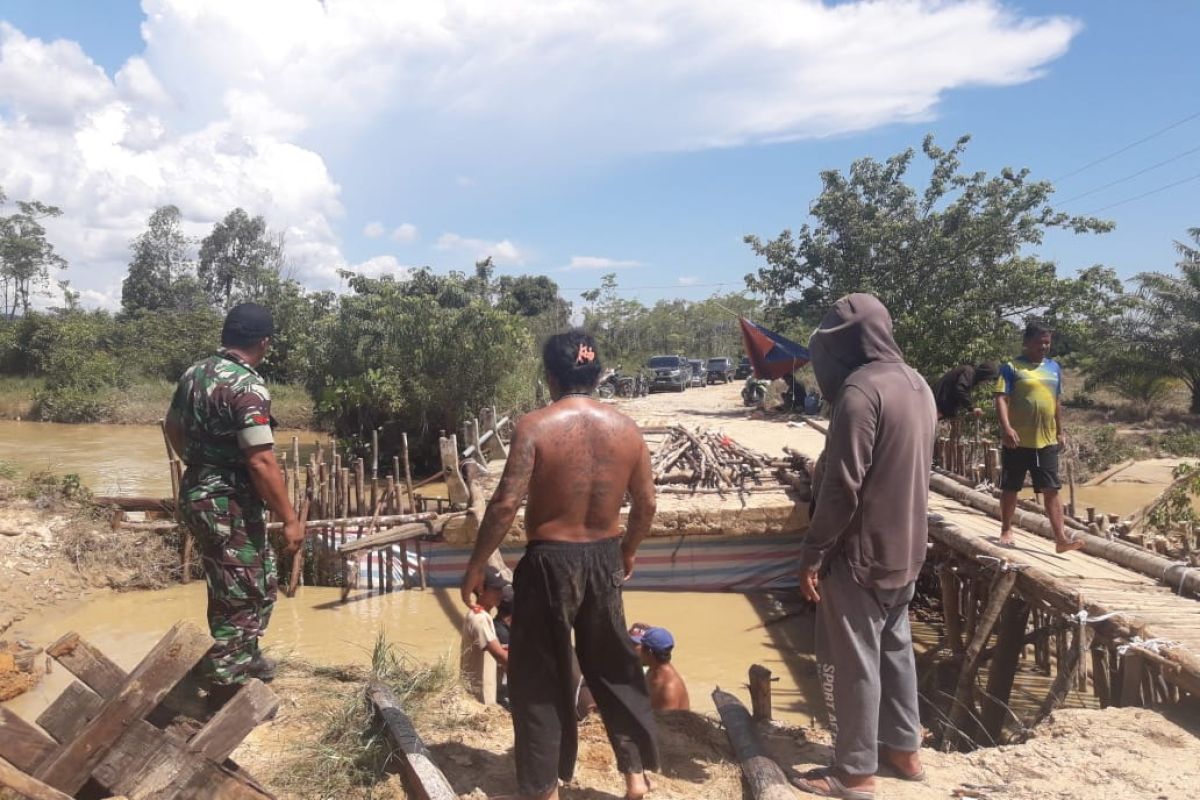 TNI dan warga bangun kembali jembatan rusak dampak banjir di Bengkayang