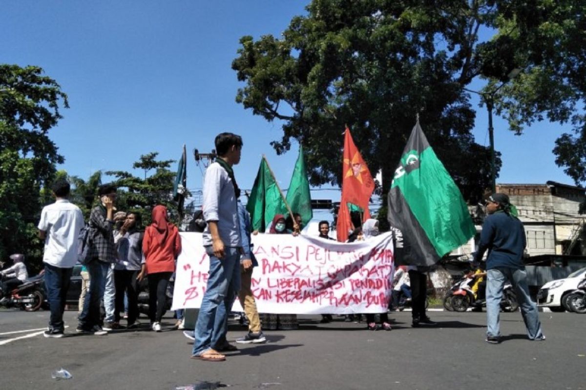 Puluhan mahasiswa unjuk rasa tuntut pemerintah hentikan liberalisasi pendidikan