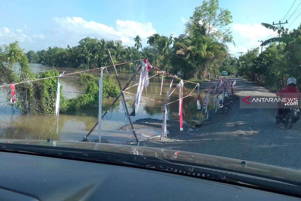 Arus mudik Riau terhalang longsor di Rengat