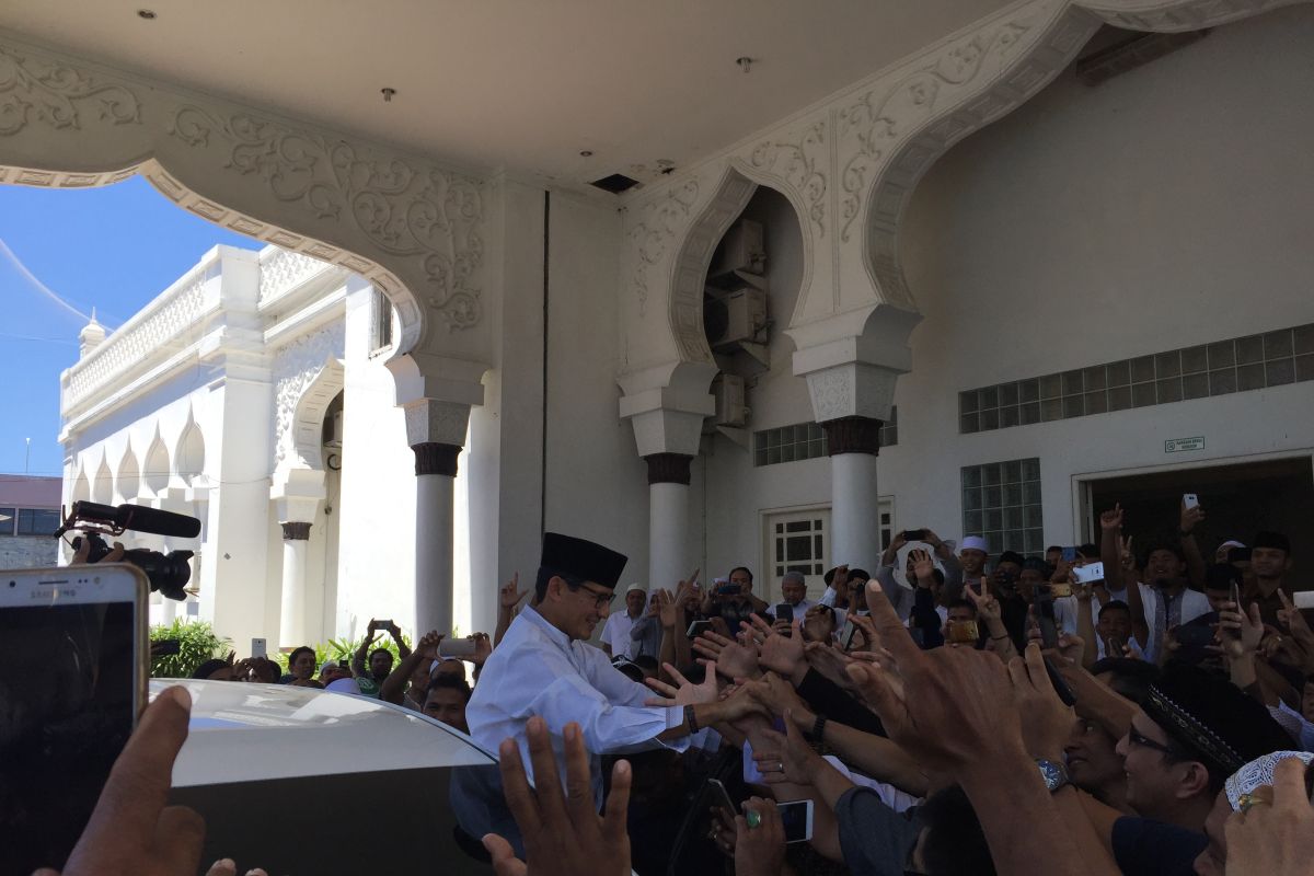 Prabowo-Sandi laksanakan shalat Jumat di Masjid Raya Baiturrahman