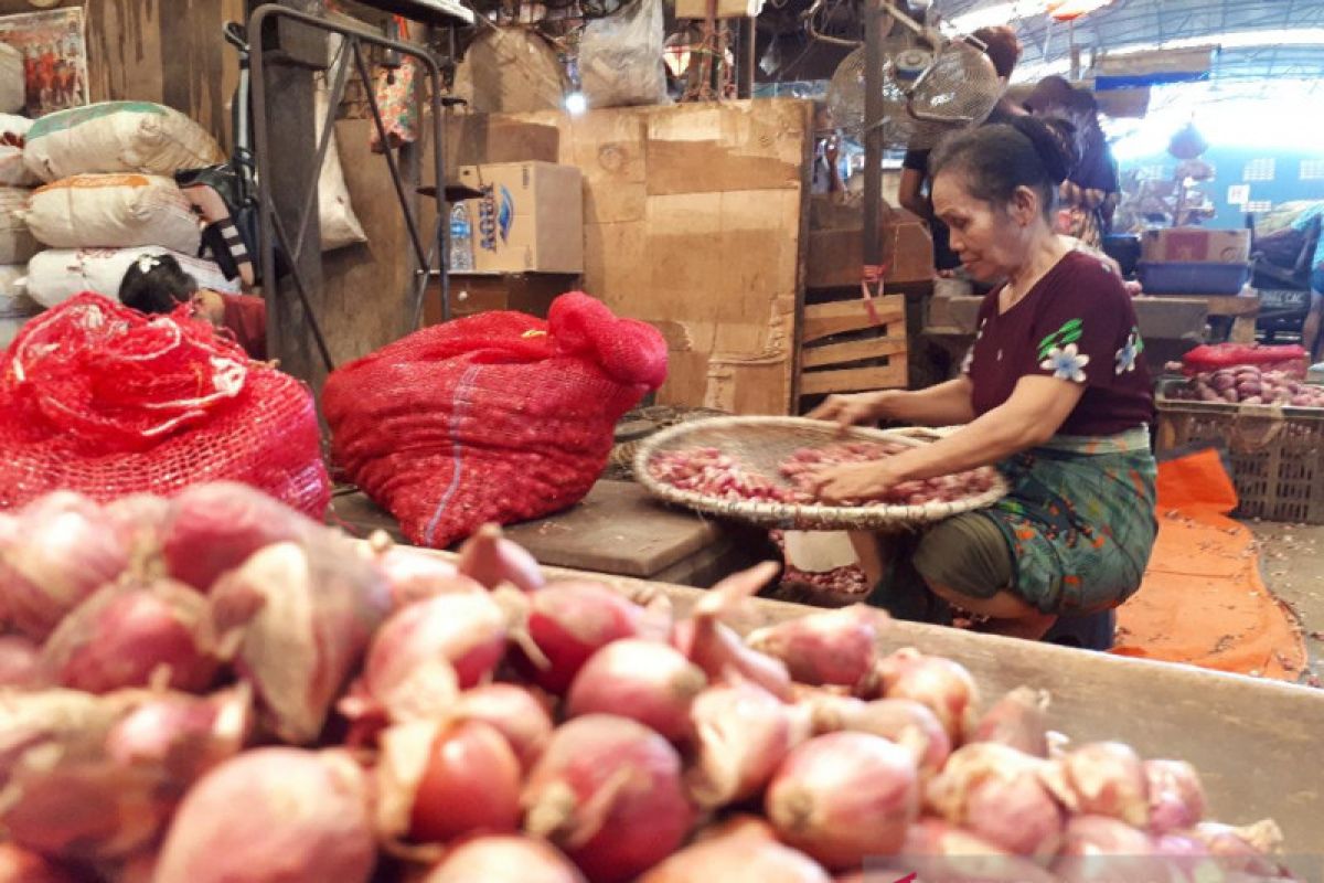 Di Pasar Kramat Jati, harga bawang merah dan cabai naik 20 persen