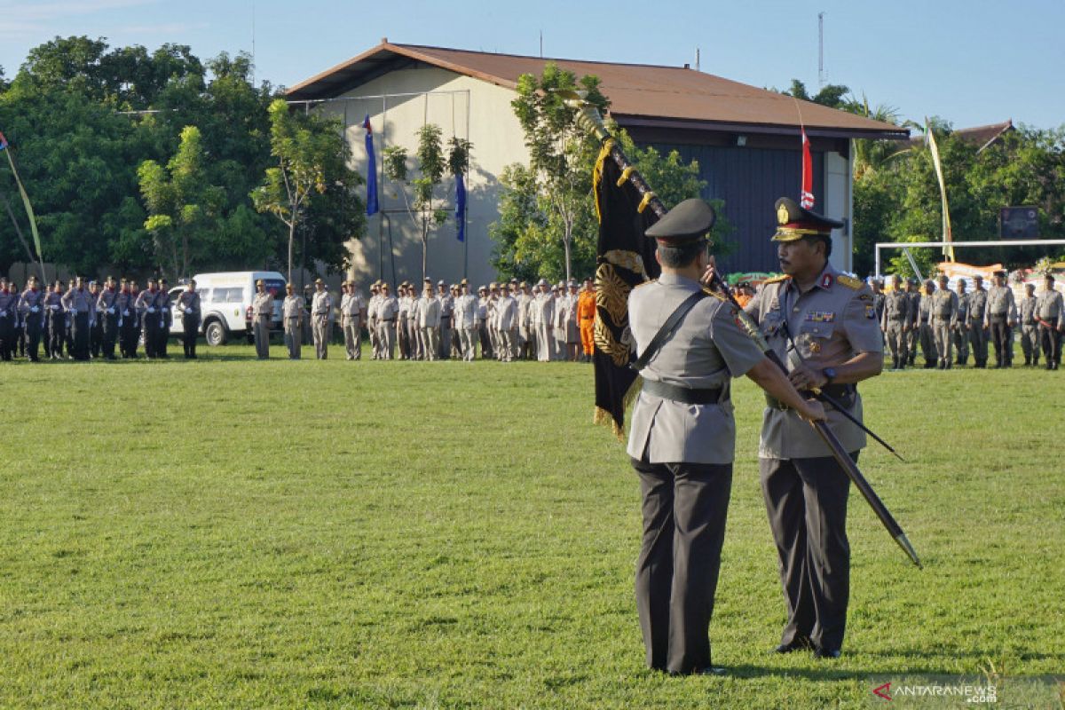 Brigjen Pol Nana Sudjana menerima Pataka Polda NTB