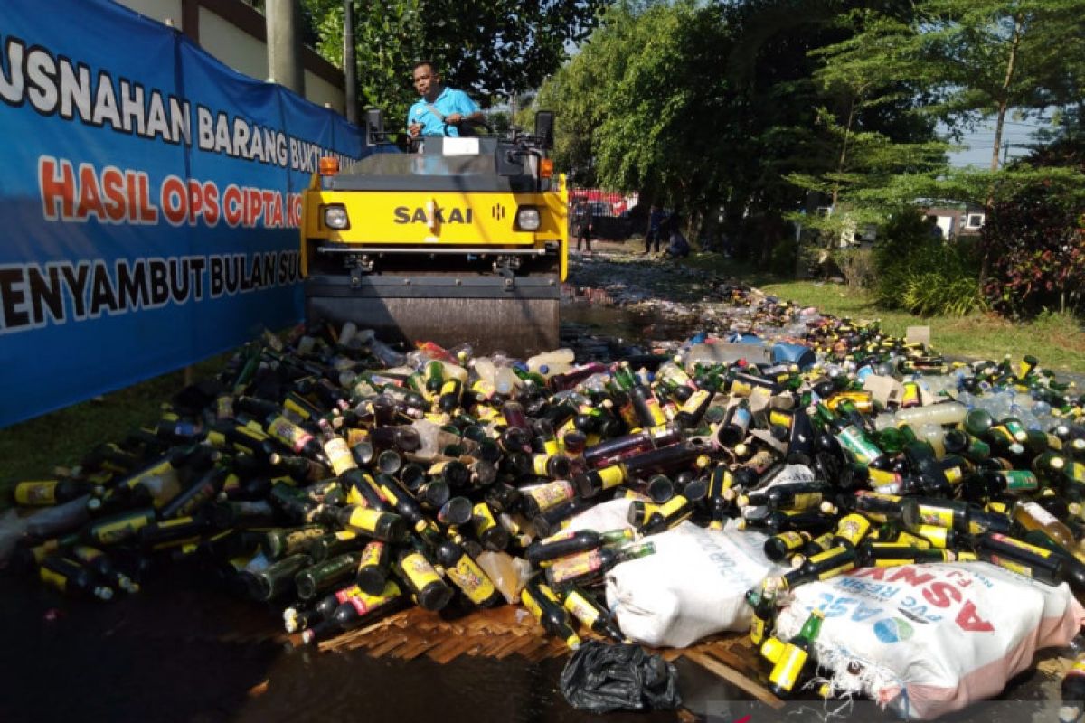 Polres Karawang musnahkan ribuan botol miras hasil operasi