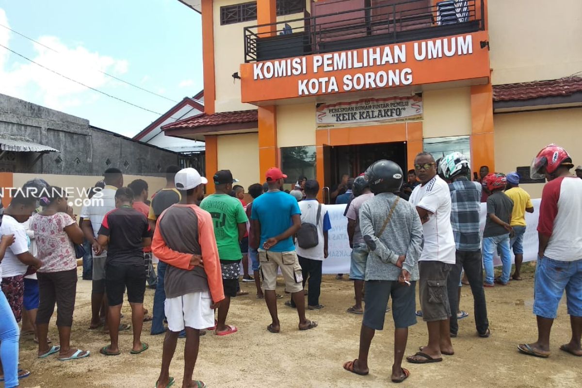Puluhan warga datangi KPU Kota Sorong berorasi