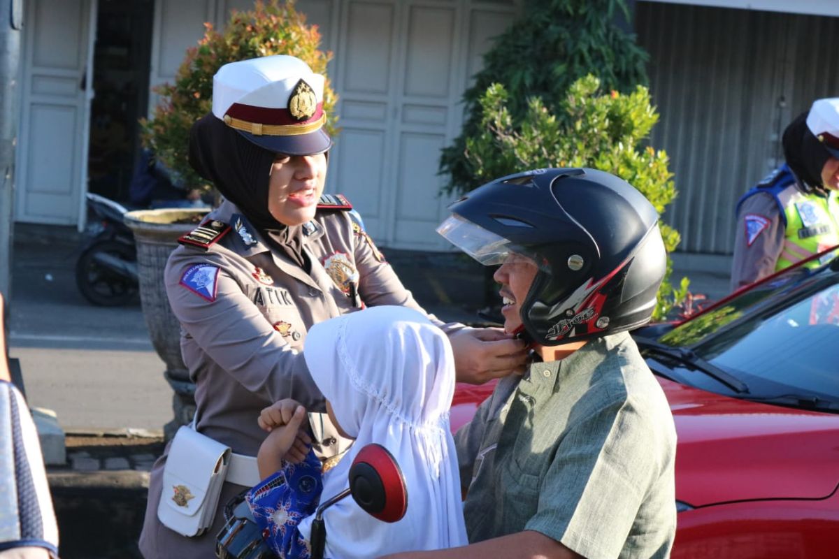 Polres Majalengka memberikan helm gratis pada operasi keselamatan