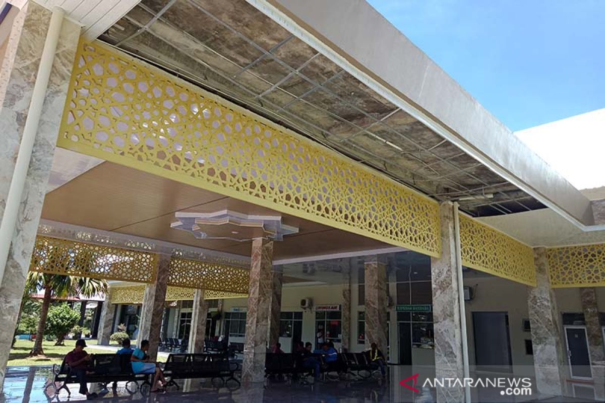 Baru direhab, plafon terminal Bandara Nagan Raya rusak dan renggang