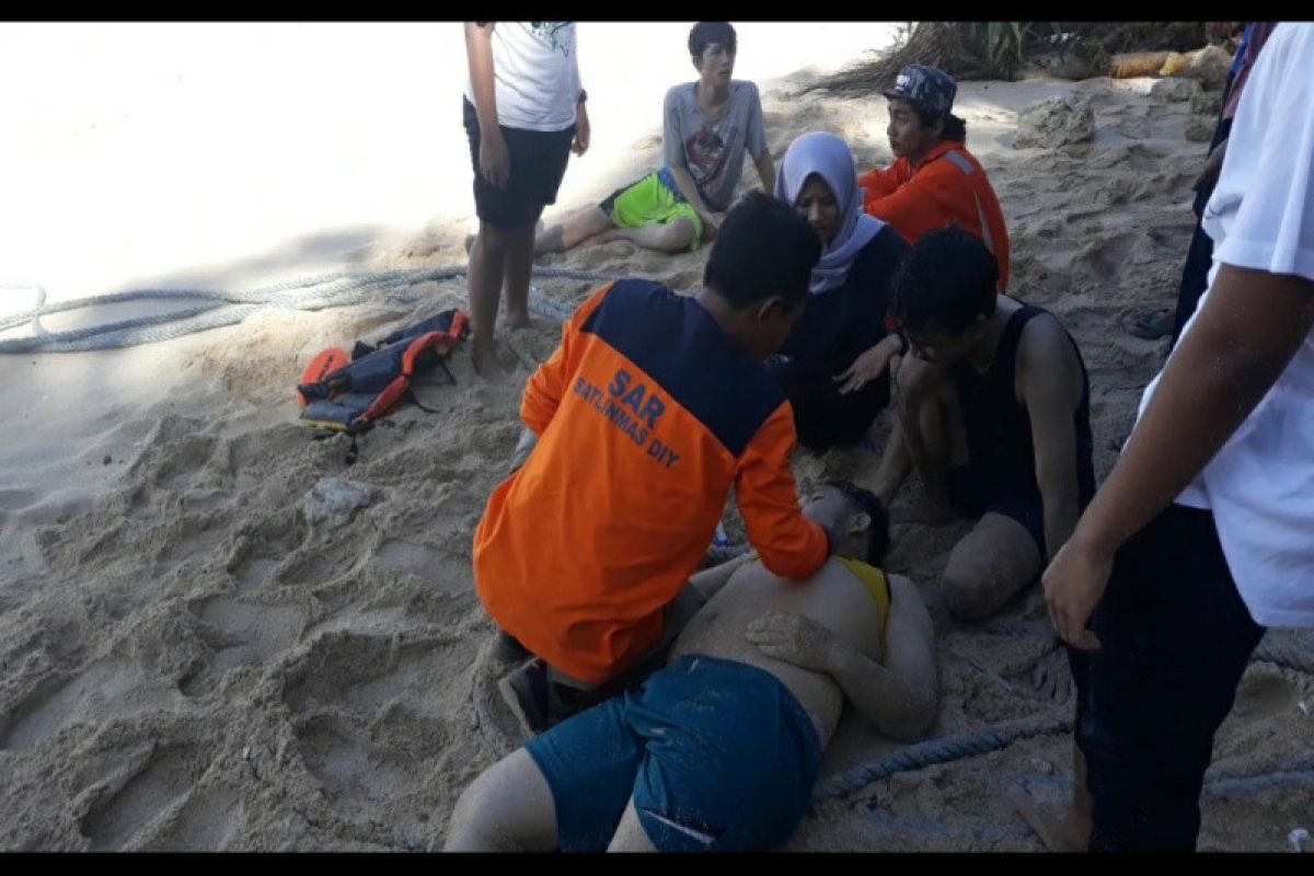 SAR Gunung Kidul mencari korban tenggelam di Pantai Sanglen