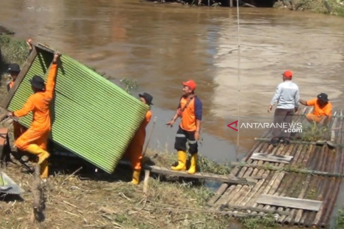 Warga pasrah, jamban apung di Sungai Barabai Dibongkar Pemerintah